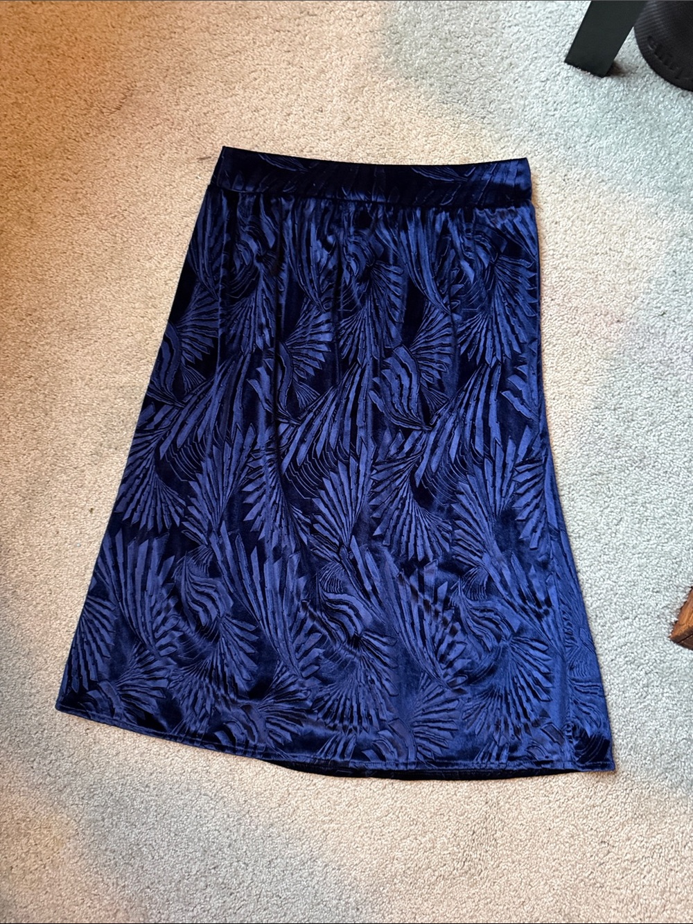 Solitaire by Ravi Khosla Navy Textured Velvet Midi Skirt – Fits Like Large